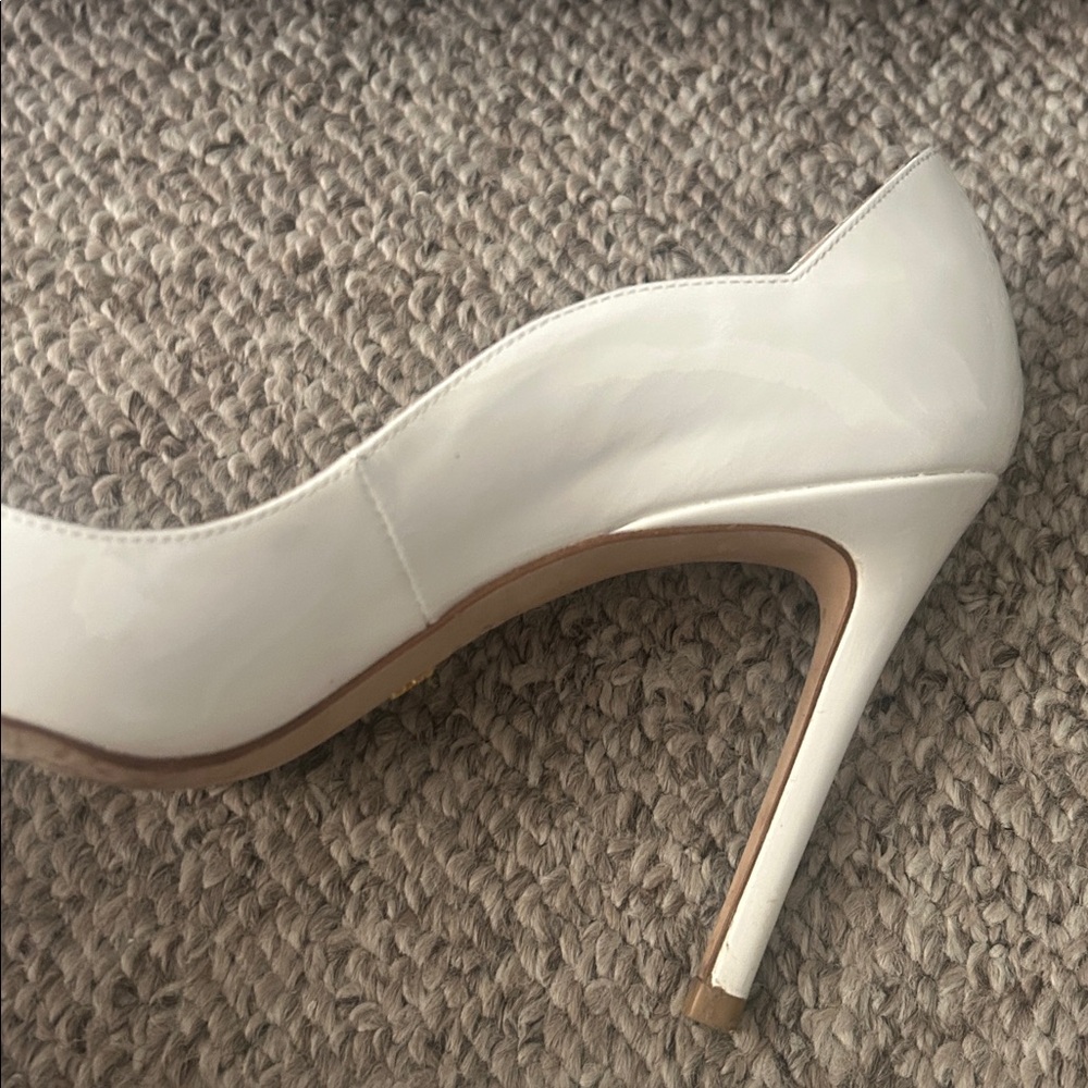 Stuart Weitzman 100 Scalloped patent heels size 7 - Picture 6 of 7
